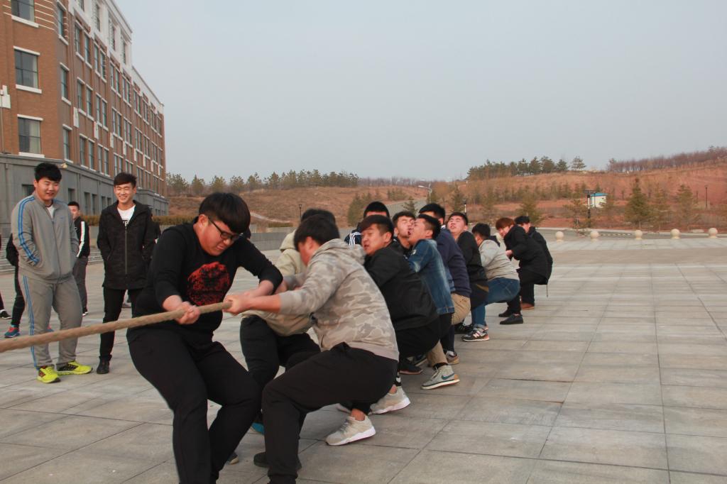 自動化與信息工程系舉辦“生命不息，運動不止”拔河比賽1.JPG