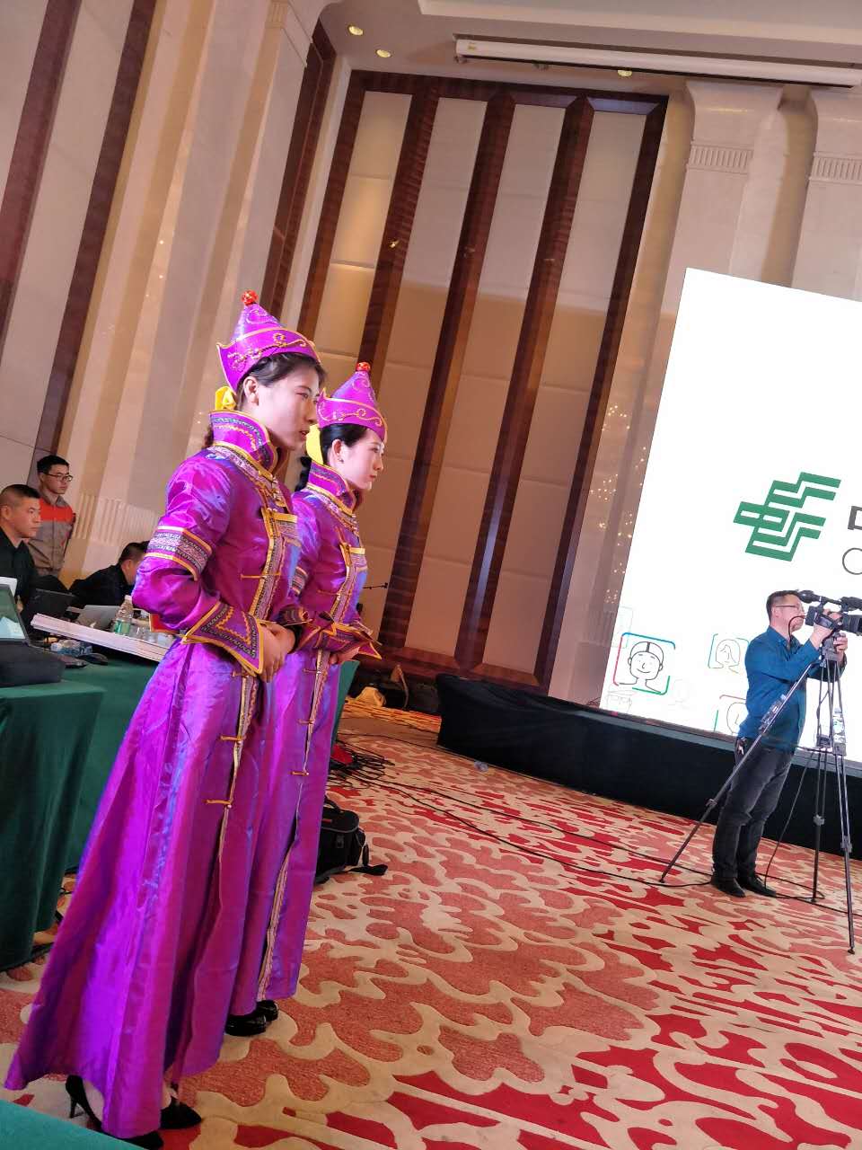 自信系13名師生作為志愿者參加騰郵贏客中國營銷峰會鄂爾多斯開幕2.JPG