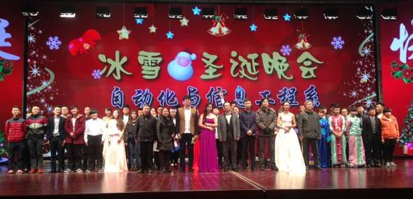 領導與演員合影.png